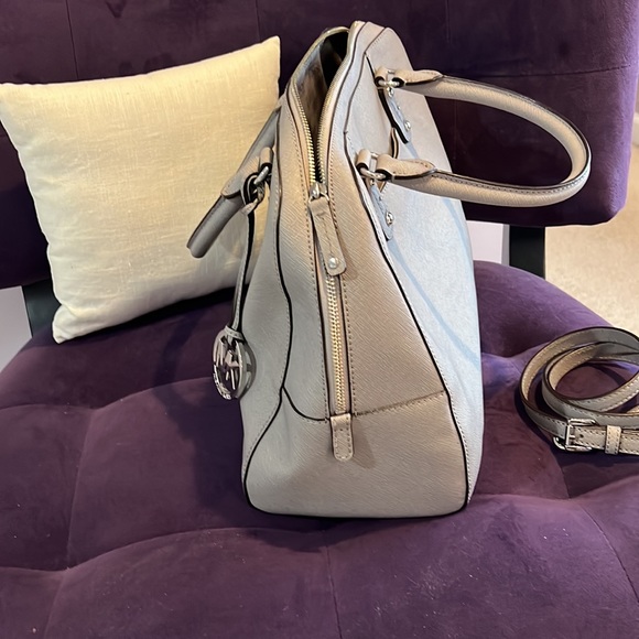 Michael Kors gray handbag with strap. Great condition 12 1/2 by 9 1/2 when close - Picture 6 of 11